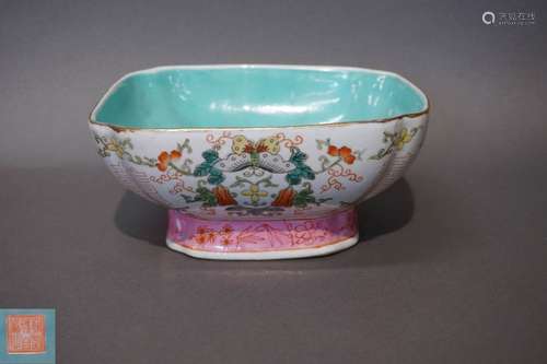 Coupe en porcelaine de Chine polychrome. 18x18 cm …