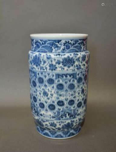 Vase en porcelaine de Chine bleu blanc. H : 24 cm