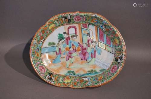 Plat en porcelaine de Chine polychrome. Canton. 27…