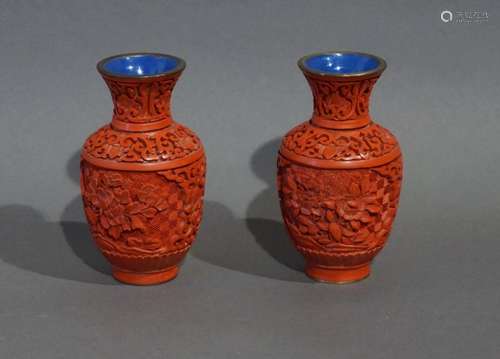 Paire de petits vases chinois en émail et laque ci…