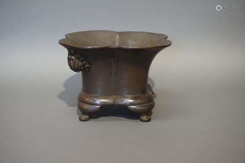 Chine. Jardinière en bronze. H : 15 cm 20x20 cm