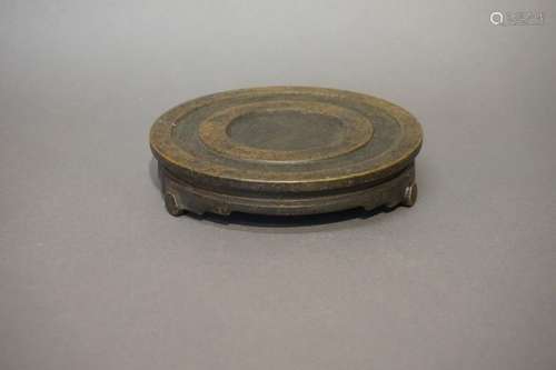 Chine. Socle en bronze. H : 3 cm Diam : 13 cm