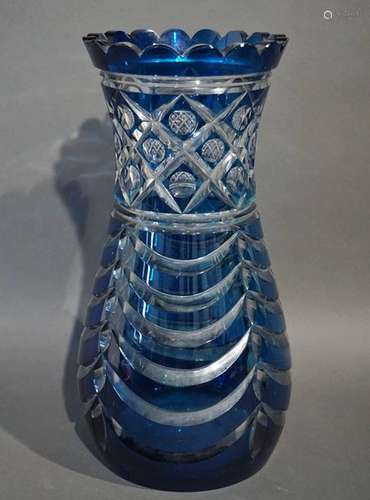 Vase en cristal du Val Saint Lambert doublé bleu. …