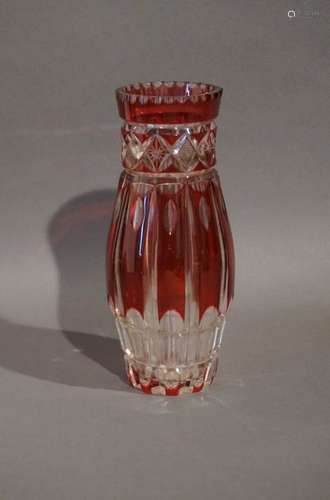 Vase en cristal du Val Saint Lambert doublé rouge.…