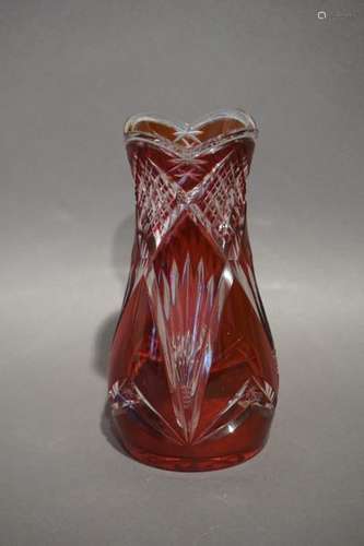 Vase en cristal du Val Saint Lambert doublé rouge.…