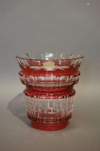 Vase en cristal du Val Saint Lambert doublé rouge.…