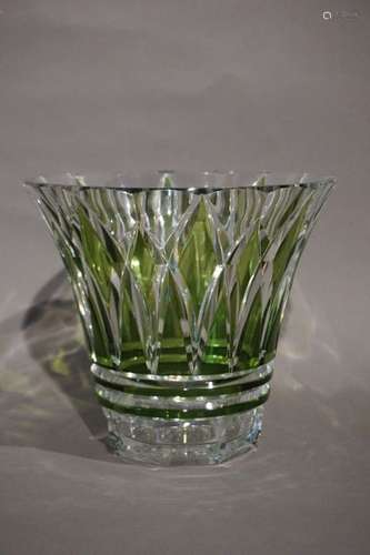 Vase en cristal du Val Saint Lambert doublé vert. …