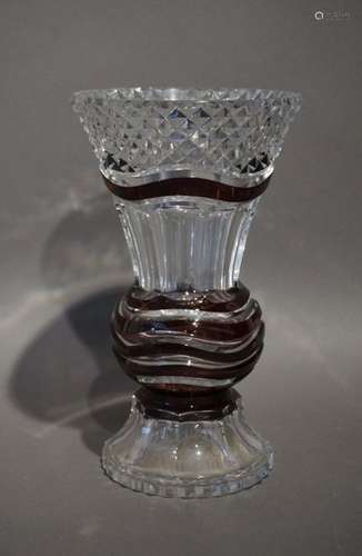 Vase en cristal du Val Saint Lambert doublé prune.…