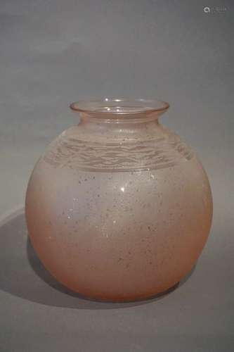 Vase boule en verre teinté rose signé Schneider. H…