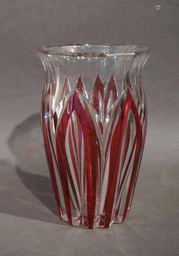 Vase en cristal du Val Saint Lambert doublé rouge.…