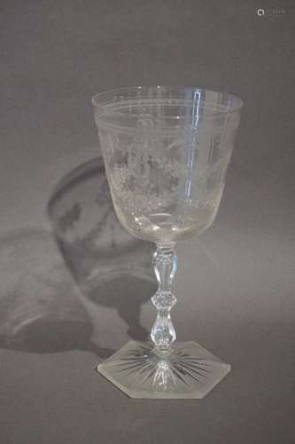 Verre en cristal gravé. H : 20 cm Diam : 9,5 cm