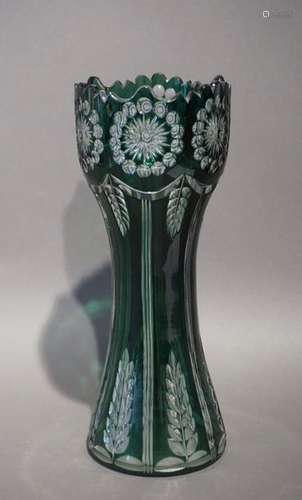 Vase en cristal du Val Saint Lambert doublé vert. …