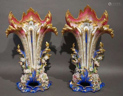 Paire de cornets en porcelaine polychrome. H : 38 …