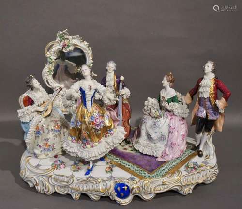 Important groupe en porcelaine polychrome. \