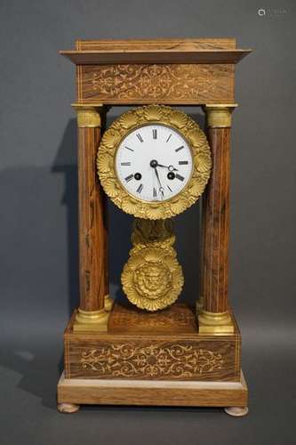 Horloge Charles X en marqueterie. H : 51 cm