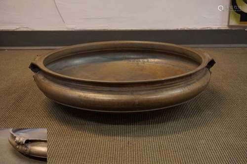 Grand plat à offrande en bronze. Diam : 73 cm H : …