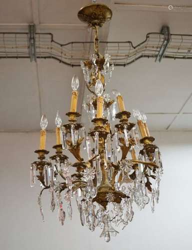 Lustre à pendeloques en bronze et cristal. H : 100…