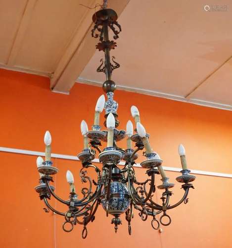 Lustre en bronze et faience. H : 120 cm Diam : 90 …