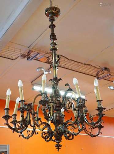 Lustre en bronze. H : 150 cm Diam : 90 cm