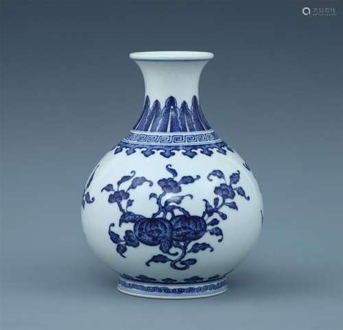 CHINESE PORCELAIN BLUE AND WHITE FLOWER VASE