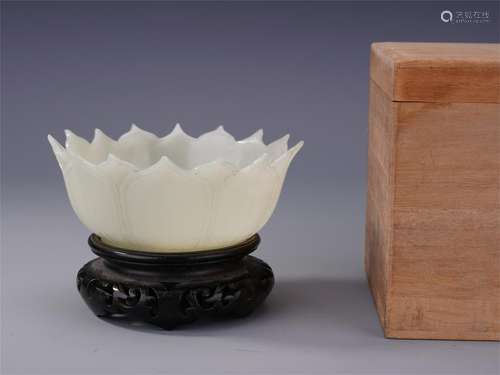 CHINESE WHITE JADE LOTUS BOWL