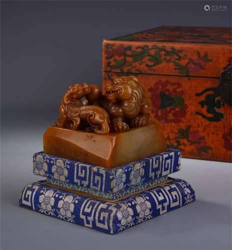 CHINESE SOAPSTONE BEAST SEAL IN LACQUER CASE