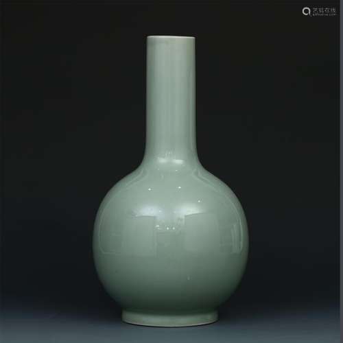 CHINESE PORCELAIN CELADON GLAZE VASE