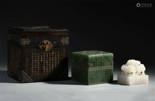 CHINESE WHITE JADE DRAGON SEAL IN SPINACH JADE CASE