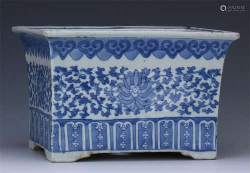 CHINESE PORCELAIN BLUE AND WHITE FLOWER SQUARE PLANTER