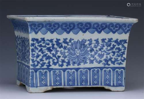 CHINESE PORCELAIN BLUE AND WHITE FLOWER SQUARE PLANTER