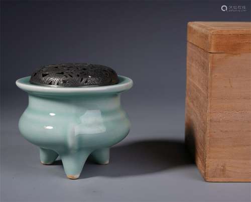 CHINESE PORCELAIN BLUE GLAZE TRIPLE FEET CENSER WITH