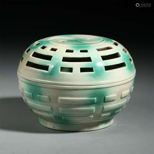 CHINESE PORCELAIN SANCAI LIDDED ROUND BOX