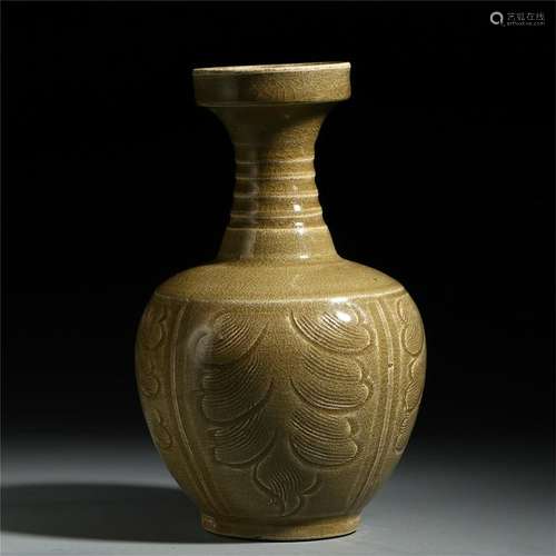 CHINESE PORCELAIN YUE WARE ENGRAVED FLOWER VASE