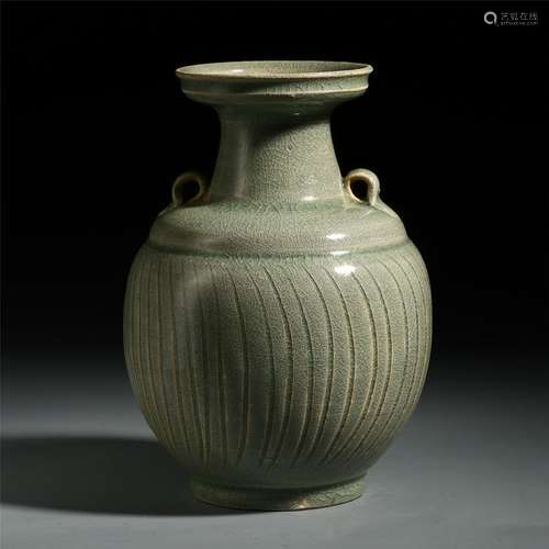 CHINESE PORCELAIN CELADON GLAZE VASE