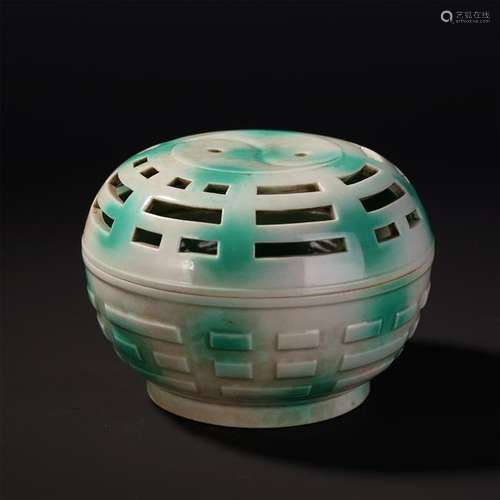 CHINESE PORCELAIN SANCAI LIDDED BOX