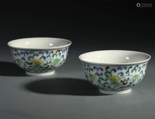 PAIR OF CHINESE PORCELAIN FAMILLE ROSE FLOWER BOWLS