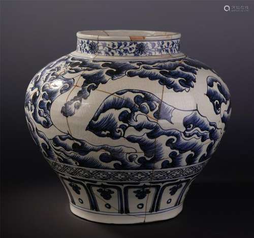 CHINESE PORCELAIN BLUE ANDD WHTIE DRAGON JAR