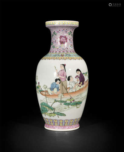 六七十年代 錦地粉彩採蓮圖瓶 “景德鎮製”