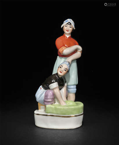 六十年代 景德鎮製粉彩洗衣少女雕塑