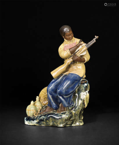 七十年代石湾女民兵擦槍雕塑