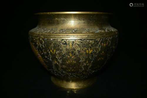 India round copper alms jar. H:13.8 cm. W:19cm.