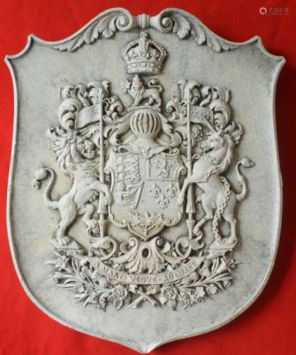 A precious royal family the badge sculpture pendant