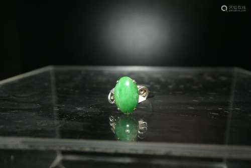 Silver ring inlaid with Jadeite jade ring