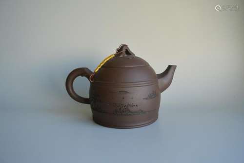 Teapot: height 11.8cm, width 17.5cm, thickness 10.5cm.