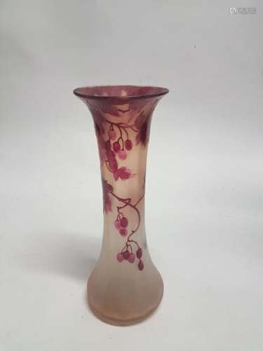 Vase diabolo en verre teinté rose entièrement givr…