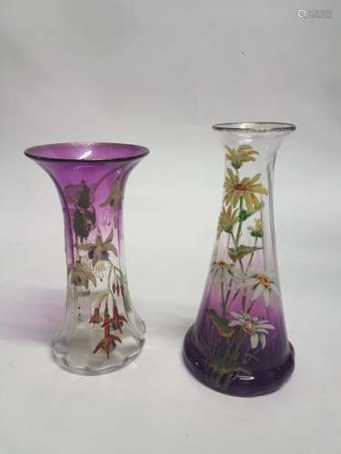 Travail Français Deux vases teinté violet. Décor é…