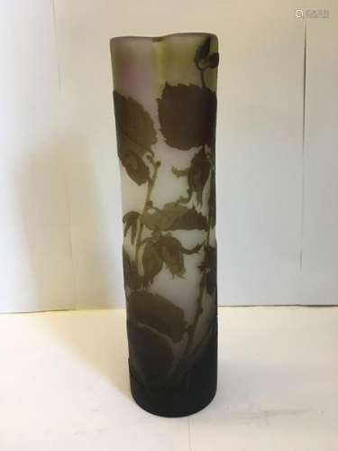GALLE NANCY Vase tubulaire à col trilobé en verre …