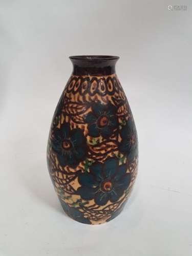 Vase en céramique à décor émaillé polychrome de fl…