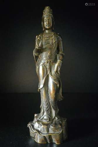 A CHINESE MID-QING DYNASTY BRONZE STANDING GUANYIN