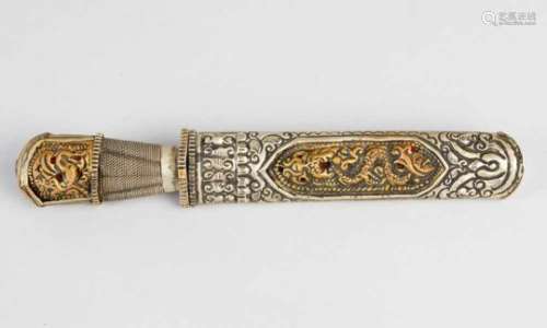Chinese Dagger with fluted plate, handgrip and cover with cast ornaments and dragons, around 1900.